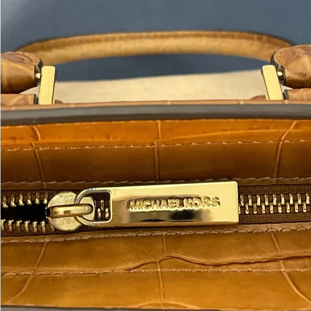 Michael Kors Colette Medium Messenger Sachet Bag Pre-owned‎ with Dust Bag - Picture 11 of 14